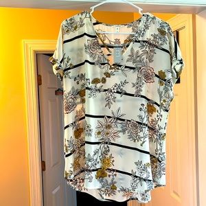 Maurice’s women’s size L blouse. New with tags. Very nice.